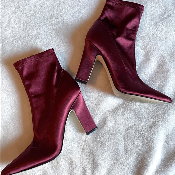 Guess Woman’s Aspire Red Satin Booties - Size 7.5 - Picture 5 of 5